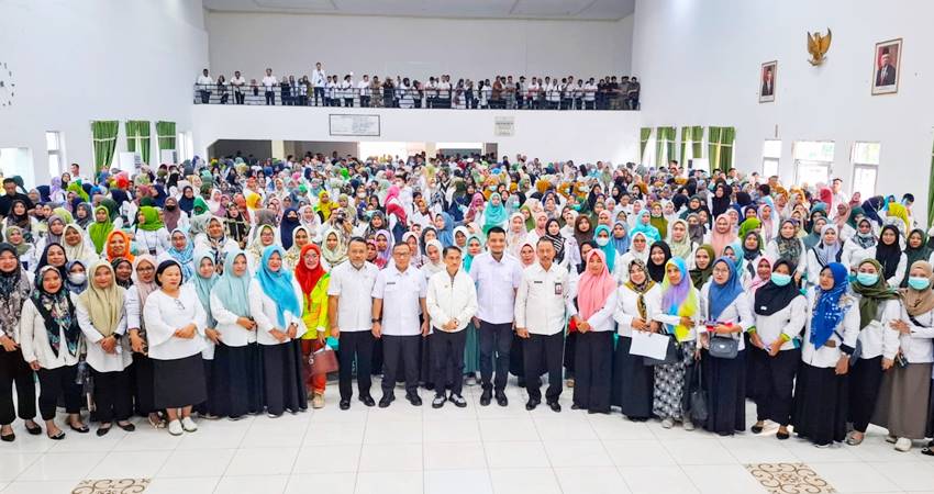 FOSE. Bupati Gorontalo Nelson Pomalingo bersama Kepala Badan BKPSDM saat foto bersama dengan para tenaga honor dan tenaga kontrak