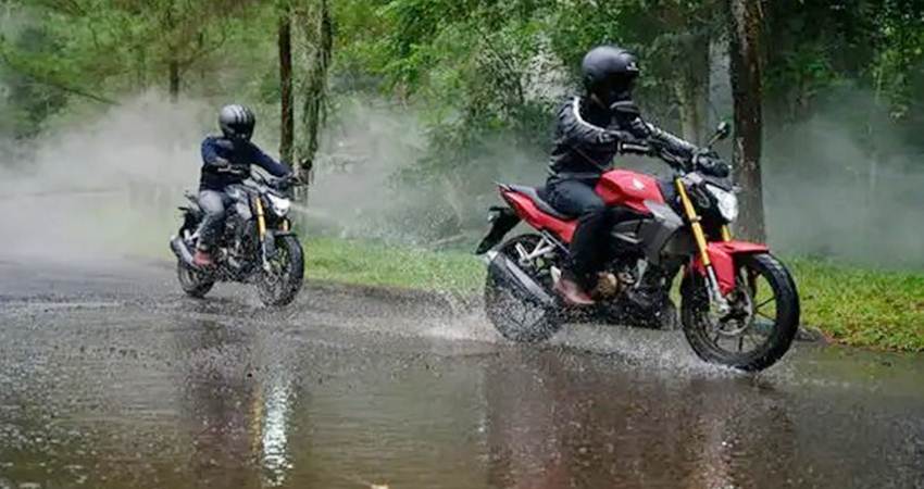 Berkendara di musim hujan menuntut pengendara sepeda motor harus meningkatkan kewaspadaan dan lebih berhati-hati. (foto : dok /daw)