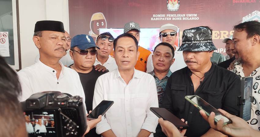 Ketua tim pemenangan IRIS, Miftahudin Janin saat konferensi pers, usai penetapan KPU Bone Bolango atas kemenagan paslon IRIS.