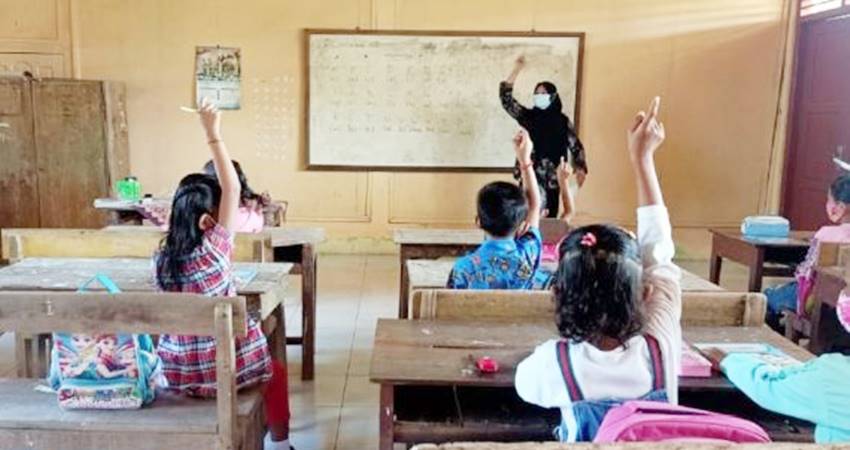 Ilustrasi : Guru mengajar di kelas. (Ama for jpnn)