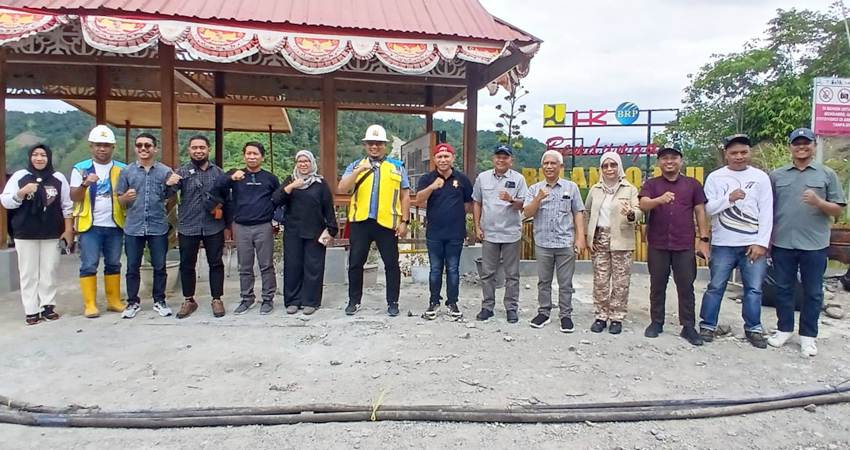 Komisi I foto bersama dengan pelaksana proyek. (Humas)