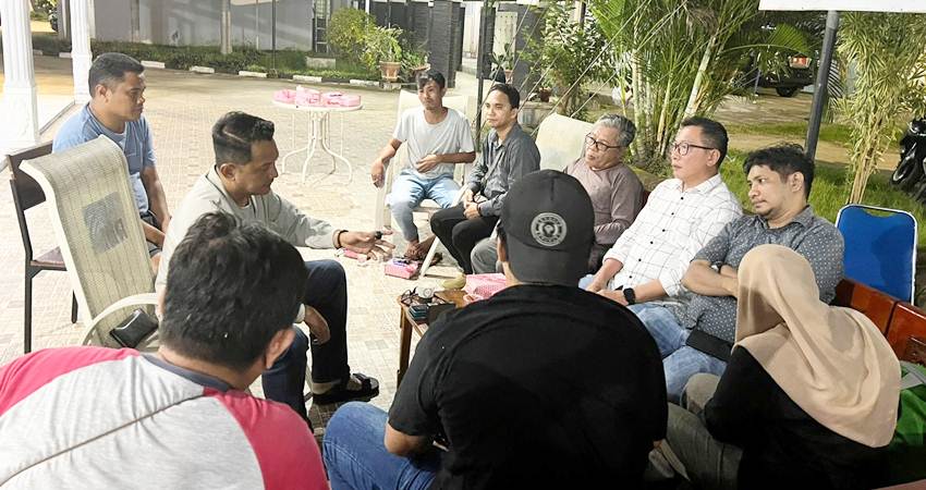 Kabid Humas Polda Gorontalo, Kombes Pol Desmont Harjendro A.P, S.I.K., M.T,. saat memberikan klarifikasi terkait dugaan Intimasi Wartawan yang meliput aksi demo di Mapolda Gorontalo.