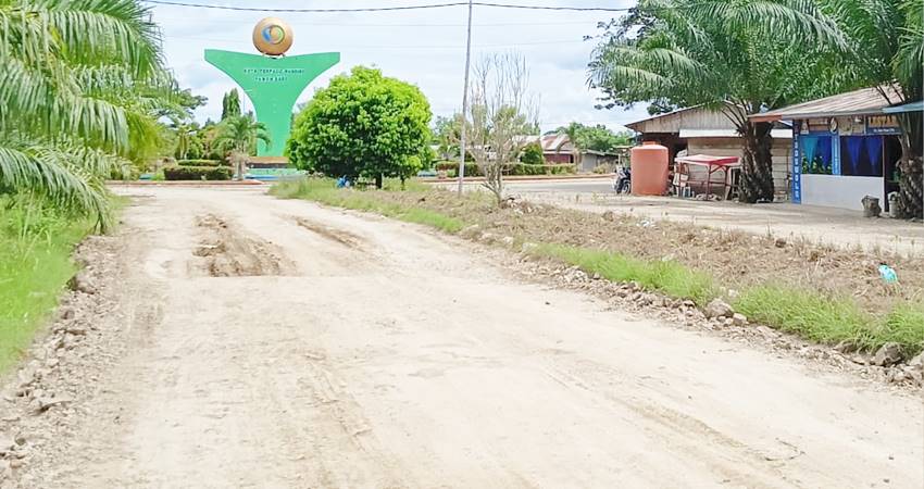 Kondisi Jalan KTM yang rusak parah, sehingga diharapkan agar pemerintah bisa memberikan perhatian lebih untuk dilakukan perbaikan.