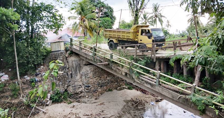 Kondisi jembatan upomela yang roboh saat banjir bandang pada 2023 lalu diminta warga segera diperbaiki Kembali.