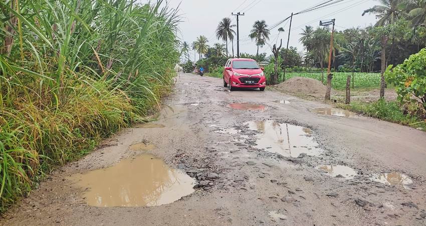 Kondisi jalan Desa Diloato, Kecamatan Paguyaman, Kabupaten Boalemo. (Foto: Tedi Korompot/ Magang Gorontalo Post)