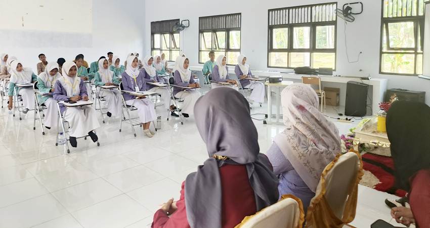 Para pelajar di SMA Negeri 7 Gorut saat belajar ilmu jurnalistik yang diselenggarakan oleh Mahasiswa PLP2 UNG jurusan bahasa dan sastra Indonesia, baru-baru ini. (Foto: Fajar Hunawa Mohi).