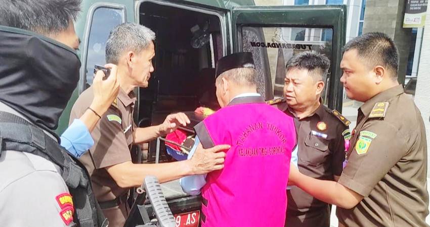 Tersangka kasus dugaan korupsi proyek Kanal Tanggidaa saat ditahan Kejaksaan Tinggi Gorontalo belum lama ini.