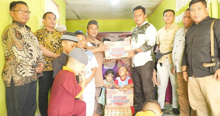 Komisioner KPU Kabupaten Gorontalo, Sowan Dehi, didampingi Sekretaris KPU dan staf menyerahkan simbolis bantuan pada pengurus panti asuhan Darul Mutmain di Kecamatan Tabongo, Jumat (13/12)
