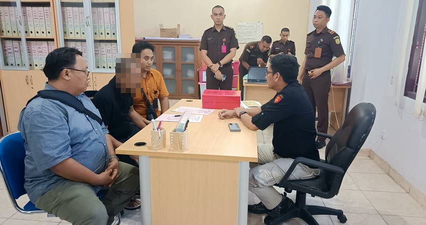 Bos Perusahan beton inisil RR didampingi pengacaranya Fadli Gela saat pelaksanaan tahap dua sekaligus penahanan di Kejati Gorontalo, pada Selasa (3/12/2024) pekan lalu. (Foto: Humas Kejati Gorontalo.