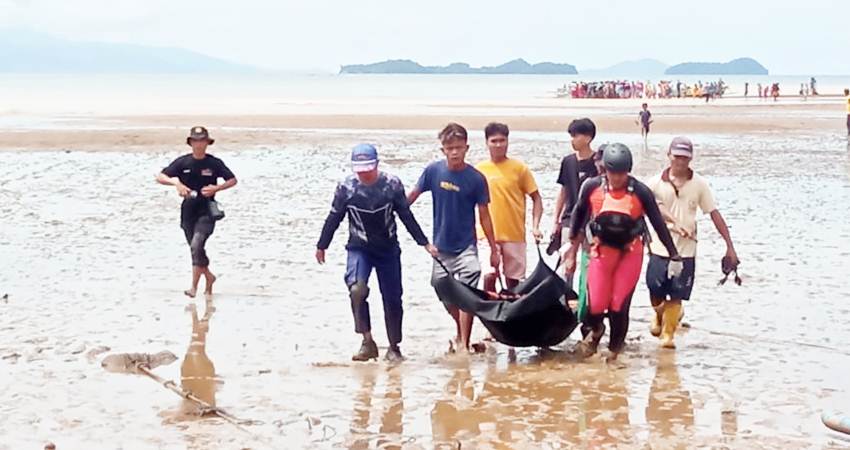 Proses evakuasi terhadap jenazah dua nelayan yang menjadi korban tenggelam di perairan laut Gorut.