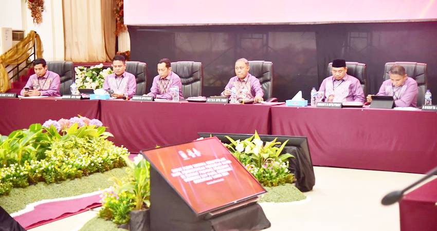 KPU Provinsi Gorontalo saat melaksanakan rapat pleno terbuka rekapitulasi hasil penghitungan perolehan suara pemilihan gubernur dan wakil gubernur, bertempat di Ballroom Sumber Ria Kota Gorontalo, Jumat (6/12).