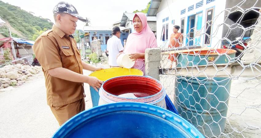 Lurah Talumolo, Mulyadi Mopangga bersama staf kelurahan meninjau langsung warga yang terdampak krisis air bersih, yang berlangsung kurang lebih enam hari yakni sejak Rabu (27/11), di Kelurahan Talumolo, Kecamatan Dumbo Raya, Kota Gorontalo. (F. Natha/ Gorontalo Post)