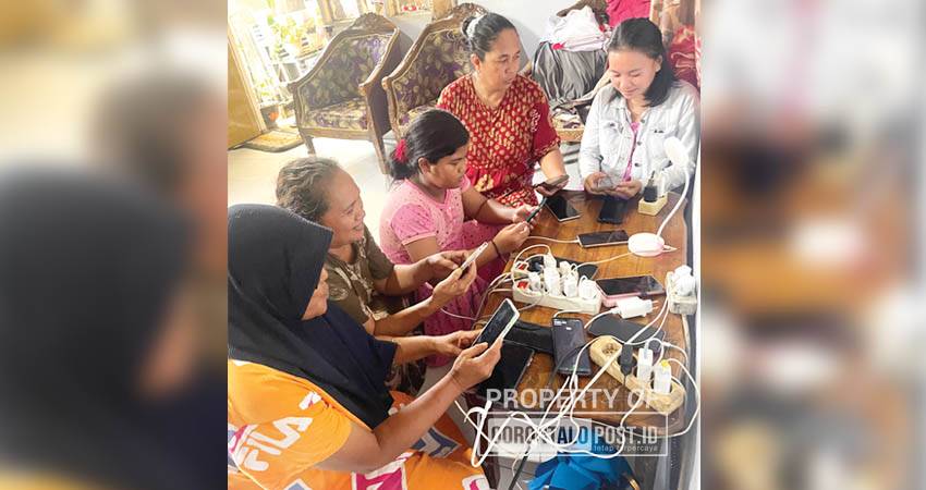 Akibat listrik padam puluhan HP di charger di rumah warga yang memakai mesin generator. Kamis (13/12). Foto: Natha/Gorontalo Post.