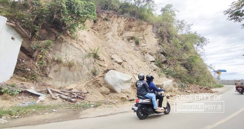 Curah hujan yang tinggi di wilayah Gorontalo saat ini perlu diwaspadai ketika para pengendara melewati jalan di Kelurahan Leato Utara, Kecamatan Dumbo Raya, Kota Gorontalo. Ahad (22/12). (F. Natha/ Gorontalo Post)