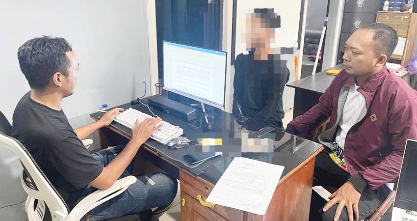 Penyidik saat melakukan pemeriksaan terhadap pelaku penganiayaan dengan menggunakan senjata tajam (Sajam) di salah satu rumah makan di Kota Gorontalo.