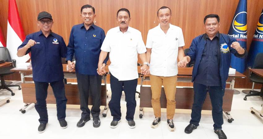 MENANG PILKADA - Para calon kepala daerah dari Partai Nasdem yang memenangkan Pilkada 2024, memberikan keterangan pers di Nasdem Tower Gorontalo, Ahad (1/12). (foto : istimewa)