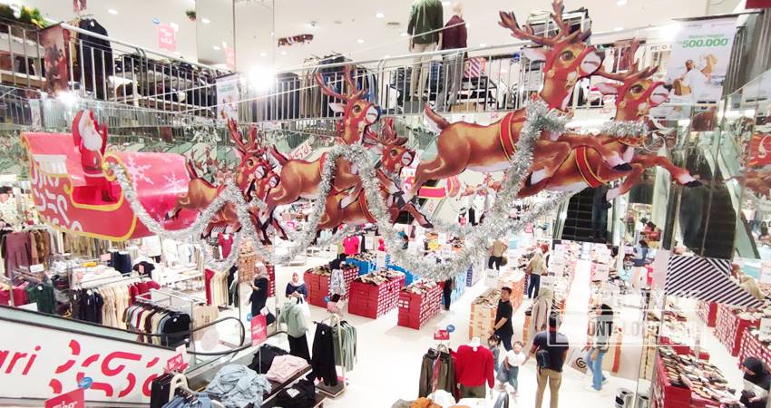 Ornamen santa Claus menjadi daya tarik jelang perayaan Natal dan Tahun Baru 2025 di Gorontalo City Mall. Ahad (8/12). (F. Nathan/Gorontalo Post)