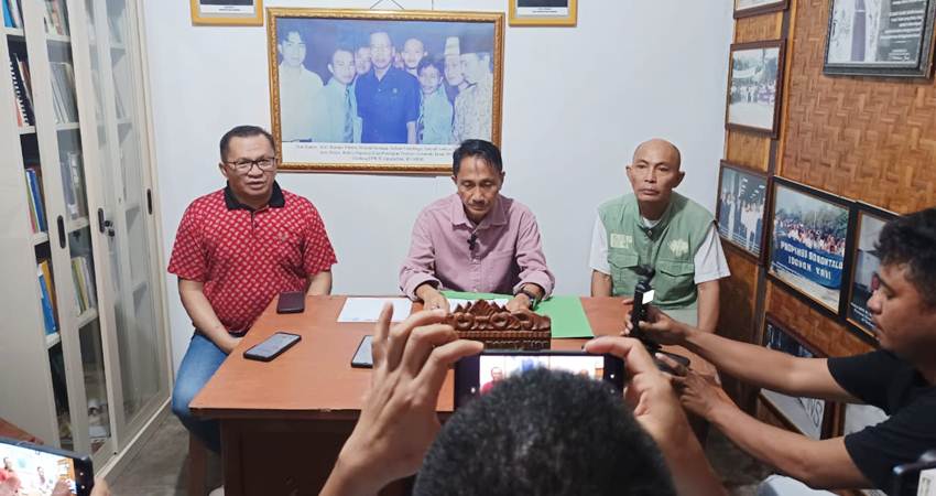 Calon Gubernur Nelson Pomalingo saat memberikan keterangan pers di rumah juang di Kecamatan Telaga Biru, Ahad (15/12). (Foto :Deice/Gorontalo Post)