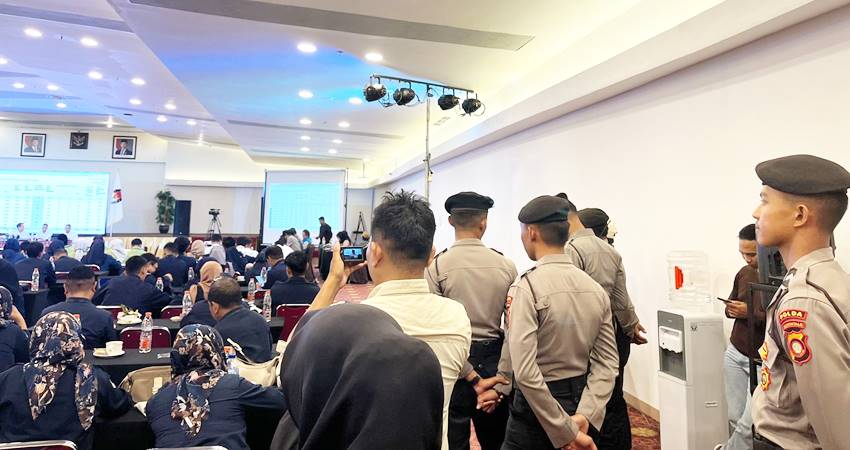 Penjagaan ketat yang dilakukan petugas kepolisian Satgas OMP Polda Gorontalo saat rekapitulasi suara Pemilukada 2024, Rabu (4/12/2024).