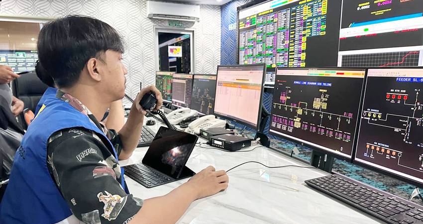 Petugas PLN memantau pemulihan sistem kelistrikan Sulawesi Utara dan Gorontalo (SulutGo). Upaya pemulihan dilakukan secara intensif dengan melibatkan ratusan personel teknis. (foto : dok /PLN Suluttenggo)