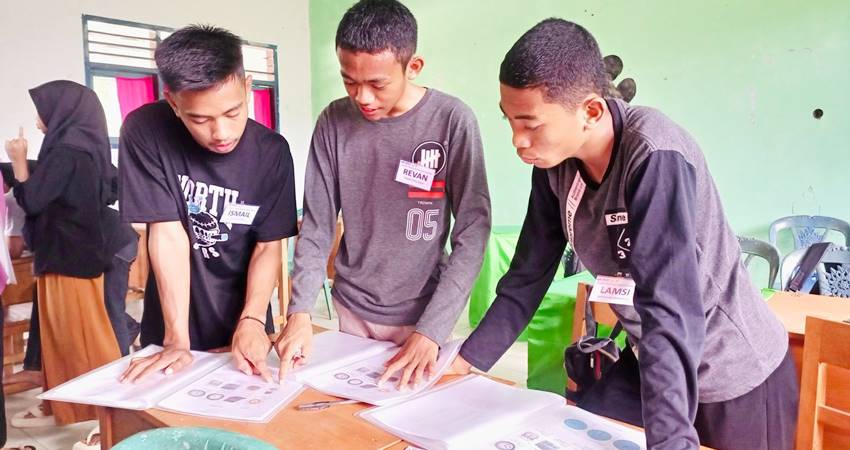 Proses Pelatihan Bahasa Inggris bersama siswa SMK di Gorontalo