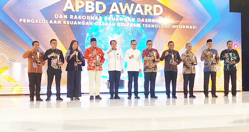 Pj Wali Kota Gorontalo, Ismail Madjid ketika melakukan foto bersama dengan pimpinan daerah lain yang menerima penghargaan Kemendagri Award 2024. (Foto: Badan Keuangan)