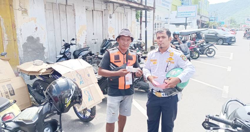 Petugas Dishub Kota Gorontalo saat memantau petugas juru parkir di kawasan pertokoan Kota Gorontalo belum lama ini. (Foto: Istimewa).