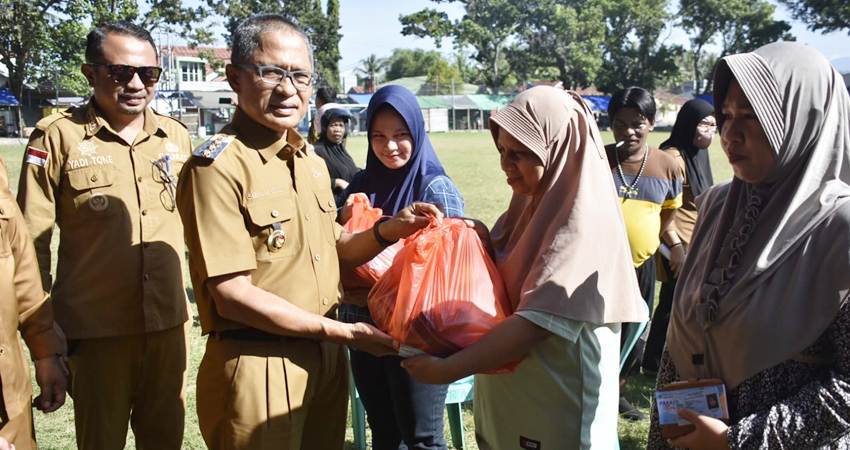Suasana pelaksanaan pasar murah di Lapangan 11 Maret, Kelurahan Buladu.