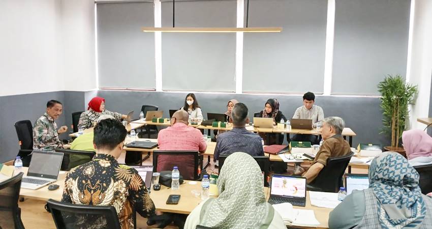 PEMAPARAN. Bupati Gorontalo Nelson Pomalingo saat memaparkan langkah strategis tentag pengembangan kelapa ke Bappenas