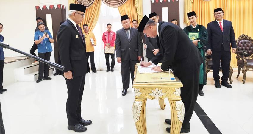 Pj. Gubernur Gorontalo menyaksikan penandatanganan berita acara pelantikan oleh Kepala Badan Kepegawaian Daerah (BKD) yang baru, Rifli Katili, di rumah jabatan Gubernur, Kamis (12/12/2024). (Foto: Ryan-Komifotik)