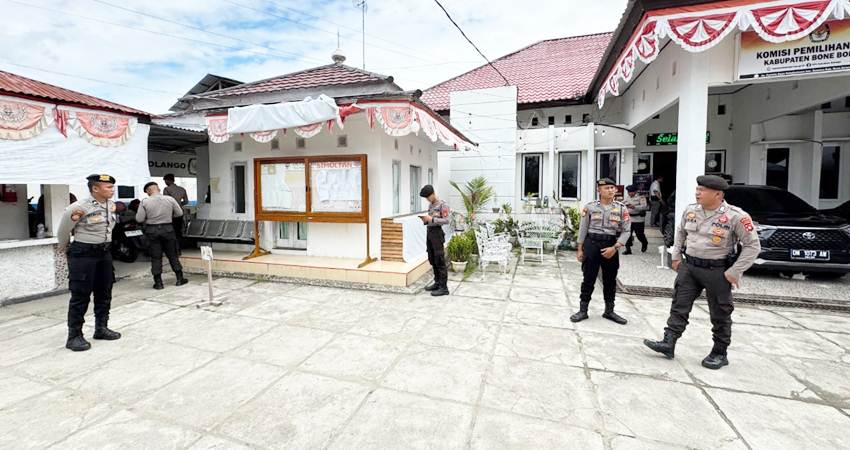 Sejumlah petugas kepolisian saat melakukan penjagaan ketat di luar dan di dalam Kantor KPU untuk keamanan Kotak suara yang saat ini telah diserahkan PPK ke KPU. (F. Polda Gorontalo)