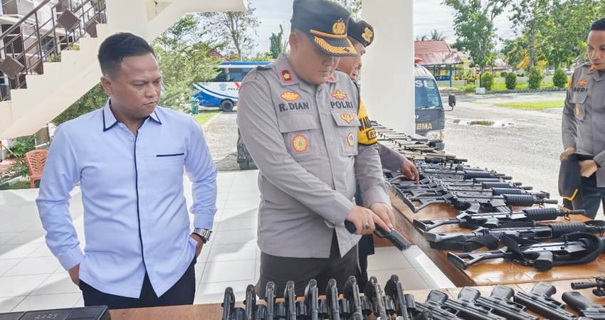 Waka Polres Pohuwato, Kompol Raden Dian Nugraha Wijaya,S.I.K saat melakukan pemeriksaan senjata api (Senpi) milik Polri yang digunakan oleh personel. (F. Zulkifli/ Gorontalo Post)