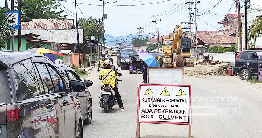 Sejumlah masyarakat membantu meengatur arus lalu lintas agar tetap lancar di lokasi perbaikan Jembatan Talumolo, Jalan Mayor Dullah, Kelurahan Talumolo, Kecamatan Dumbo Raya, Kota Gorontalo. (F. Natha/ Gorontalo Post)