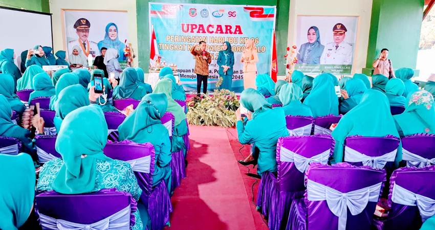 PERINGATI. Bupati Gorontalo Nelson Pomalingo bersama Ketua TP PKK Fory Naway saat membuka kegiatan peringatan hari ibu.