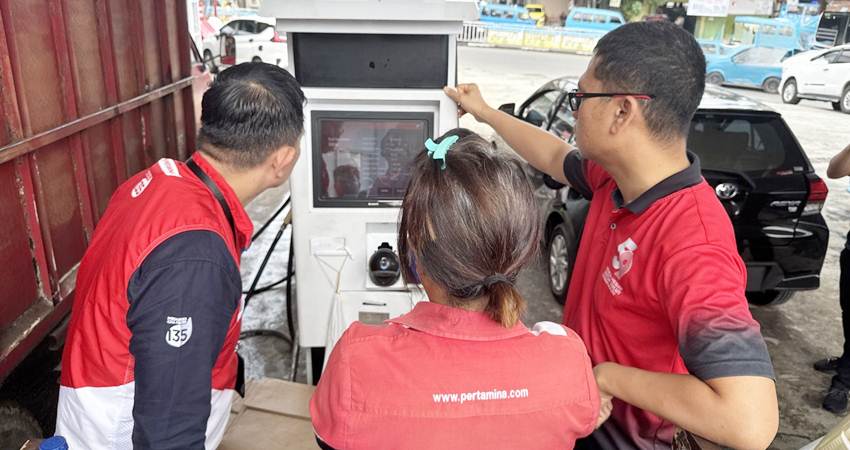 Pertamina memaksimalkan layanan SPBU untuk distribusi BBM ke masyarakat saat pemadaman listrik di wilayah Gorontalo, baru-baru ini. (foto : dok / pertamina)