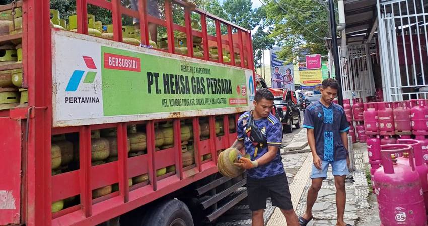 TAMBAH STOK - Pertamina Patra Niaga Regional Sulawesi menambah pasokan gas LPG 3 Kg menjelang Natal dan Tahun Baru (Nataru). (foto : dok / pertamina)