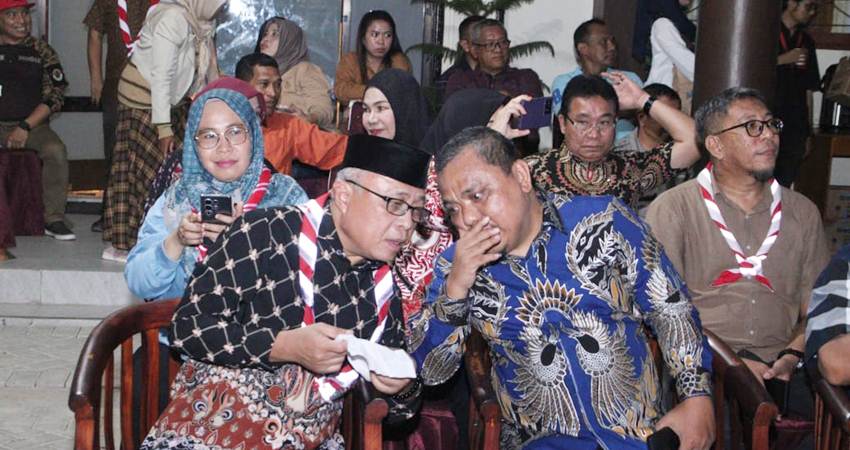 BERI SELAMAT : Calon Bupati Kabupaten Gorontalo terpilih Sofyan Puhi, bersama calon Bupati Kabupaten Gorontalo, Hendra Hemeto pada kegiatan Pramuka di halaman Kwarda Gorontalo, Sabtu (30/11). (foto : istimewa)