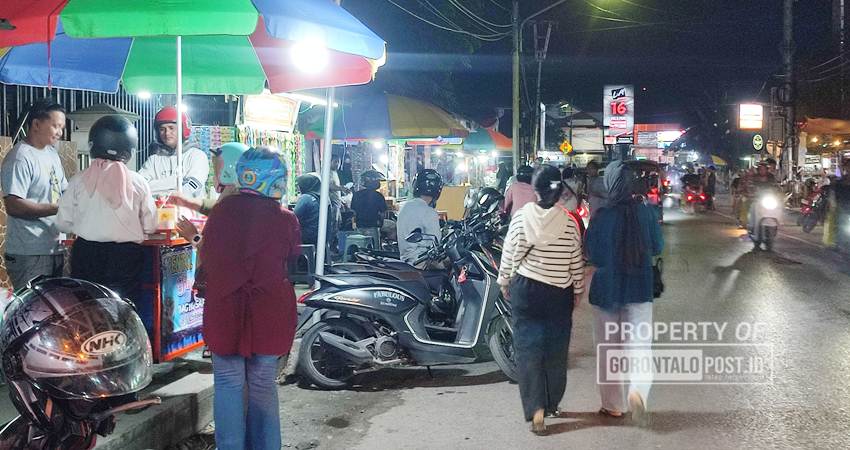 Banyak Pedagang Kaki Lima (PKL) yang berjualan di trotoar jalan, sehingga membuat pejalan kaki harus berjalan di bawahnya. (F. Natha/ Gorontalo Post)