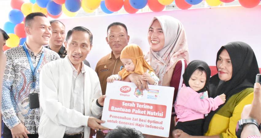 FOSE. Bupati Gorontalo Nelson Pomalingo saat menyerahkan paket nutrisi secara simbolis.