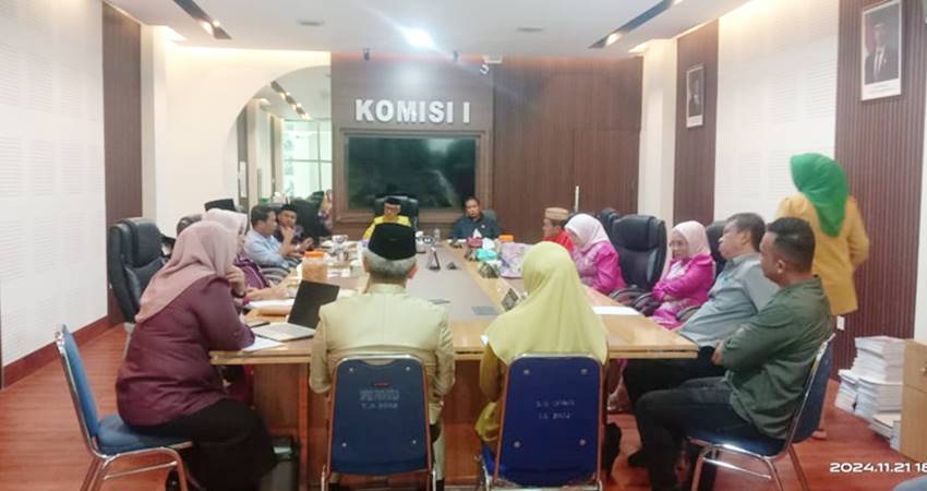 Rapat dengar pendapat Komisi I Deprov membahas aduan soal seleksi Sekda Kabupaten Gorontalo, kemarin (5/12). (Humas)