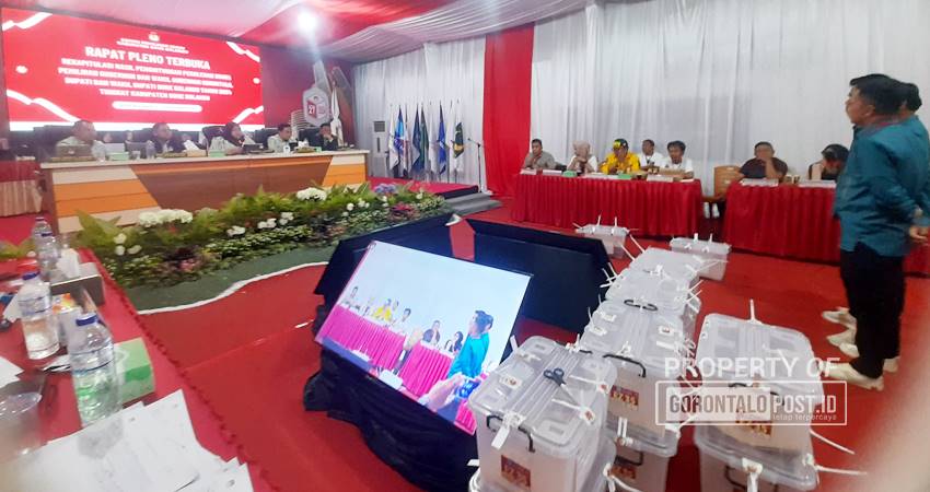 Proses pleno rekapitulasi perolehan suara Pilkada Bone Bolango yang dilakukan KPU Bone Bolango, Rabu (4/12). (Foto Natha/gorontalo post)