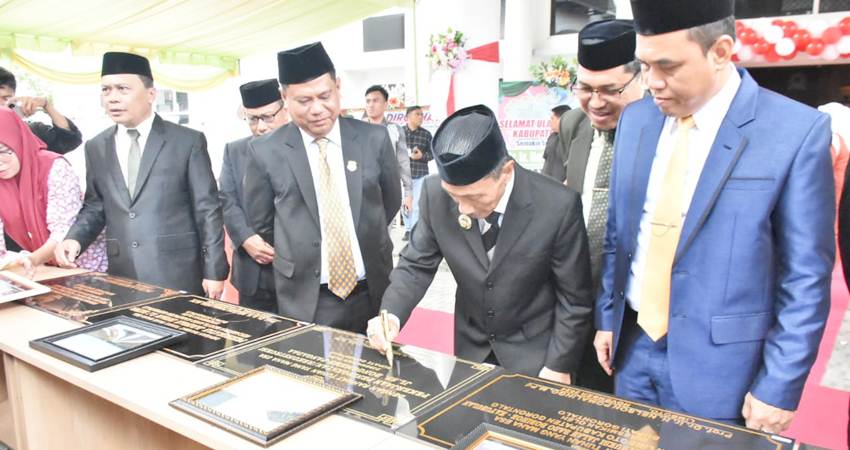 RESMIKAn. Bupati Gorontalo Nelson Pomalingo saat menandatangai sejumlah prasasti pengresmian sejumlah pembangunan infrastruktur