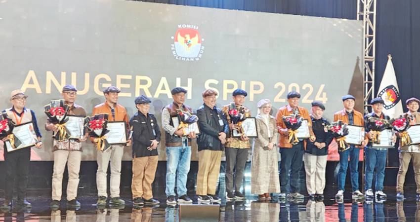 Penyerahan penghargaan SPIP terabaik bagi KPU se Indonesia oleh KPU RI. (foto : istimewa)