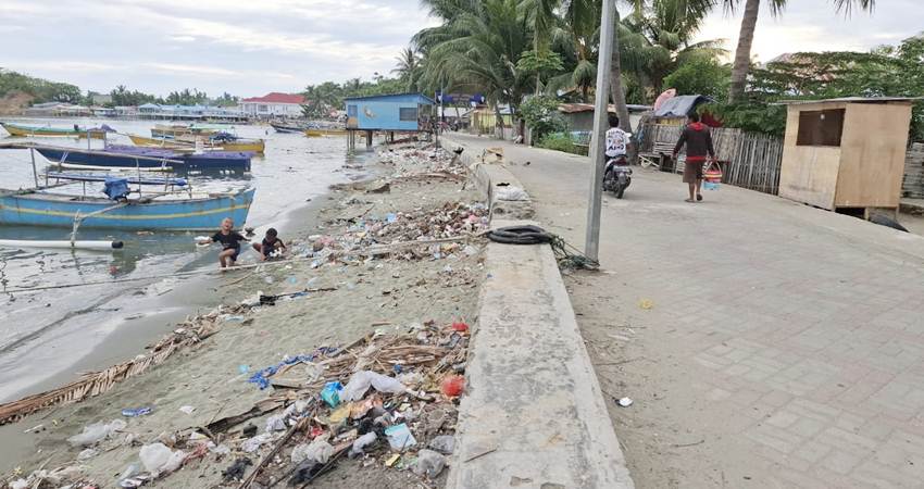 Sampah yang berada di pesisir pantai Desa Pentadu Barat, Kecamatan Tilamuta dikeluhkan oleh masyarakat sekitar. (F. Safna Rusdi)