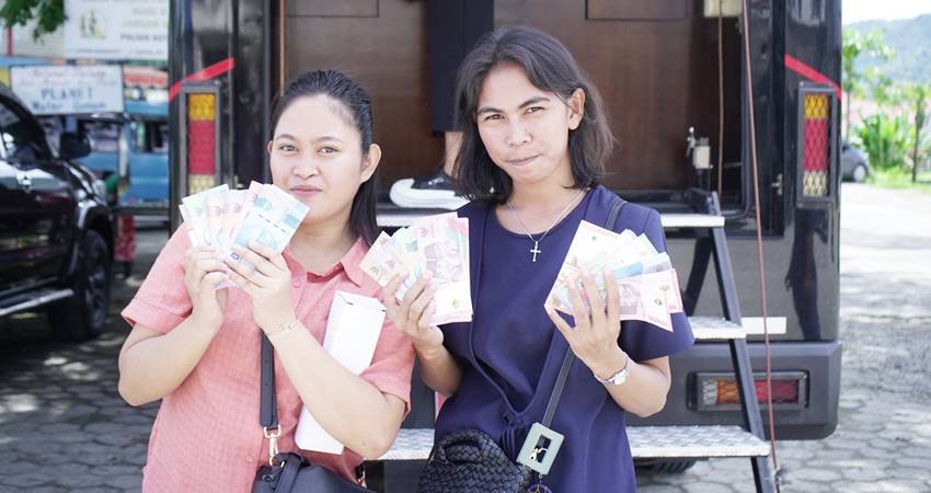 MENYAMBUT NATAL - Warga antusias melakukan penukaran uang rupiah pada layanan kas keliling yang dilakukan BI Gorontalo, dalam rangkaian SERUNAI, Ahad (15/12). (foto : dok / BI Gorontalo)