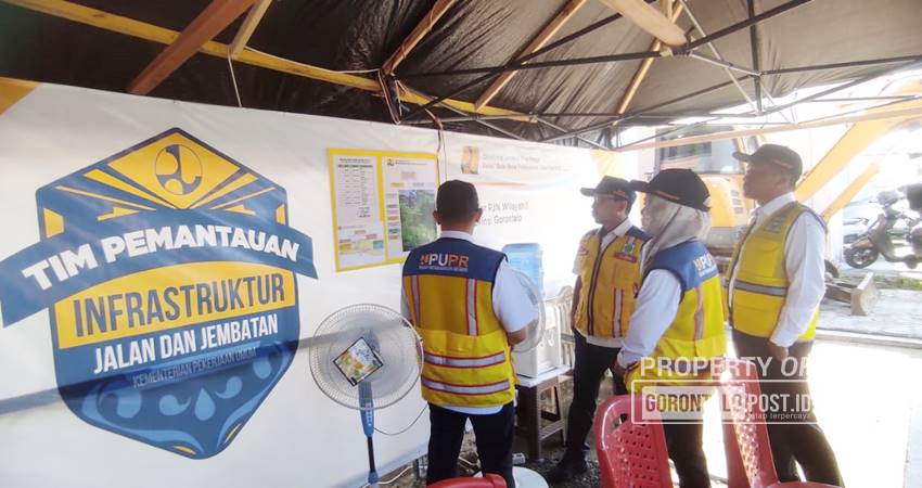 Kepala BPJN Gorontalo Elsa Putra Friandi, ST., M.Sc., dan Kasatker PJN Ringgo Radetyo, ST., M.Eng saat melihat peta ruas jalan Nasional yang akan dimutasi para pemudik liburan Nataru. (Foto: Roy/Gorontalo Post).