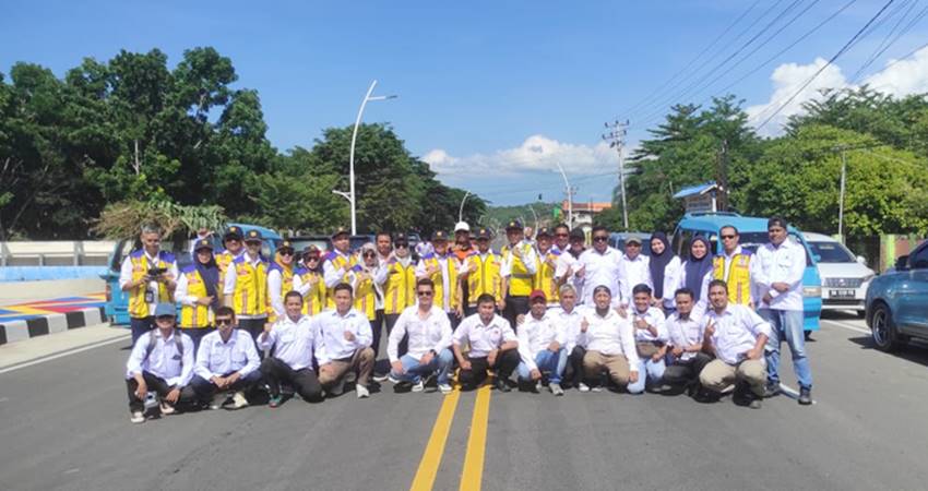 Kepala BPJN Gorontalo Elsa Putra Friandi, ST., M.Sc., dan Kasatker PJN Ringgo Radetyo bersama jajaran berpose di ruas jalan Trans Sulawesi Desa Molingkapoto Kecamatan Kwandang Kabupaten Gorut. 