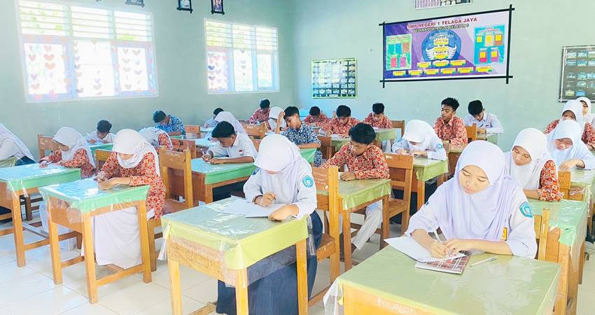 Siswa-siswi saat melakukan pembelajaran di sekolah, Rabu (4/12/2024)