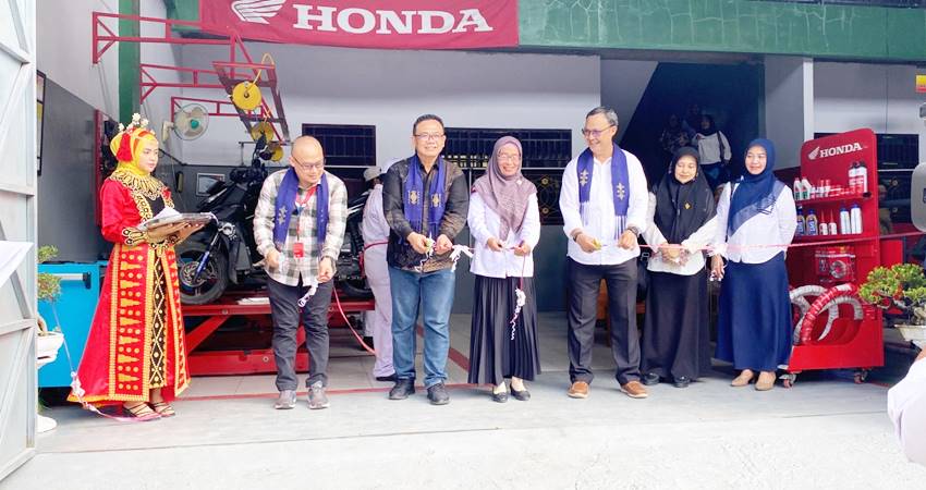 PENDIDIKAN VOKASI - PT. Astra Honda Motor, bersama PT. Daya Adicipta Wisesa (DAW) meresmikan Pos AHASS TEFA (Teaching Factory) di SMK Tirtayasa Gorontalo, Rabu (11/12). (foto : dok / daw)