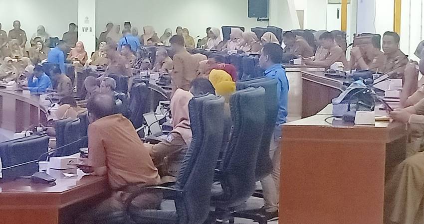 Para Guru saat melakukan RDP di DPRD Provinsi Gorontalo, (F. Istimewa)